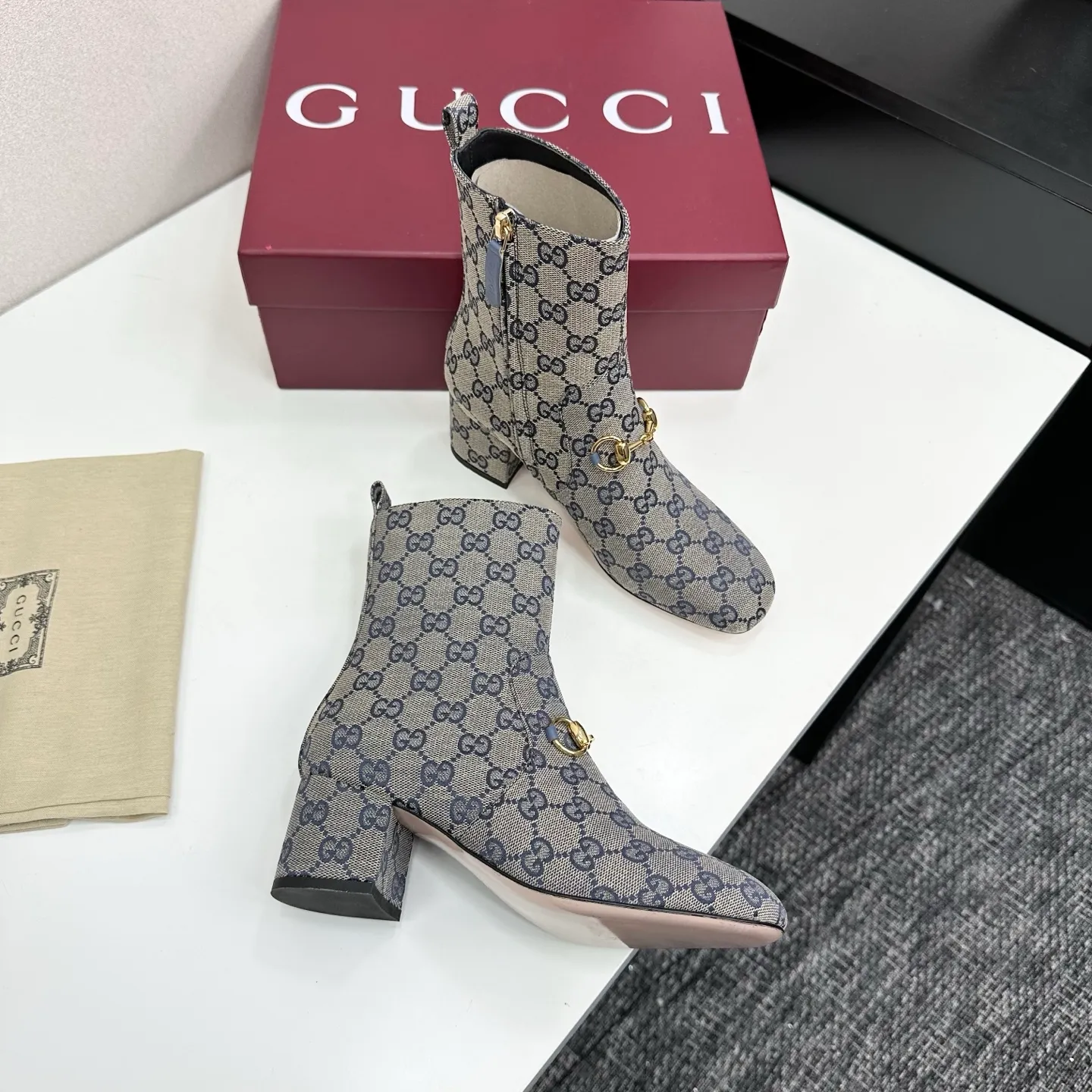 👟👟Ex-factory price 740👟👟 Gucci Gucci 2025G new autumn and winter classic horsebit thick heel short boots. The main series is finally available, and the products are worth looking forward to! Original classics create new designs ✨ Purchasing agent level! Full of high-end feel! A favorite among bloggers at home and abroad, it is retro and fashionable, easy to wear and looks great on your feet! Mainly recommended by the official website, new colors are constantly updated 🆕 ▪️Upper: original calfskin/cloth ▪️Inner lining: imported sheepskin ▪️Outsole: Italian leather outsole ▪️Heel height: 3.5cm ▪️Shoe size: 35-39 (40.41.42 can be customized)